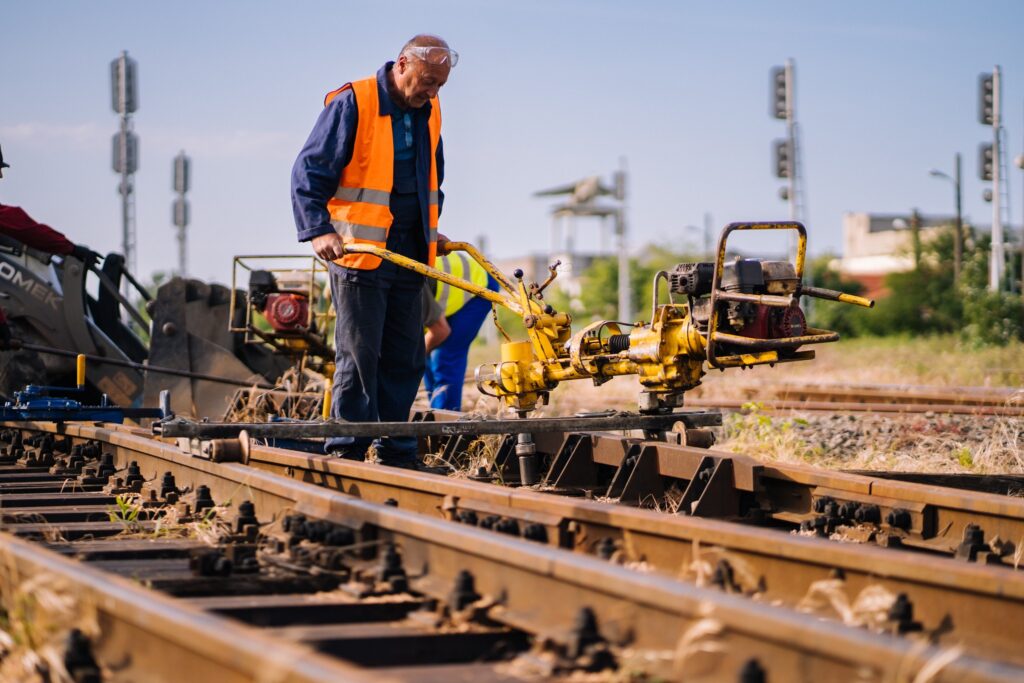 Se vor asigura astfel condiții tehnice pentru circulația cu 160 km/h pentru trenurile de călători şi de 120 km/h pentru marfă. Distanța Cluj-Napoca – Oradea ar urma să fie parcursă în 1:45 ore în loc de 3:00.