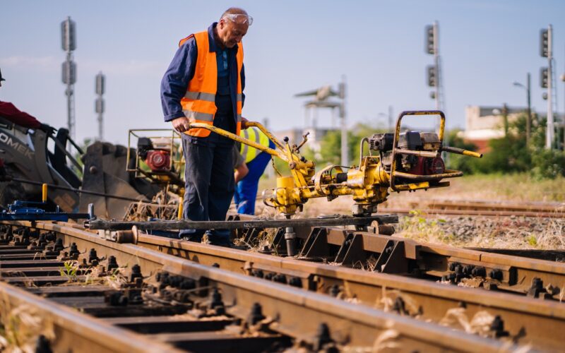 Se vor asigura astfel condiții tehnice pentru circulația cu 160 km/h pentru trenurile de călători şi de 120 km/h pentru marfă. Distanța Cluj-Napoca – Oradea ar urma să fie parcursă în 1:45 ore în loc de 3:00.