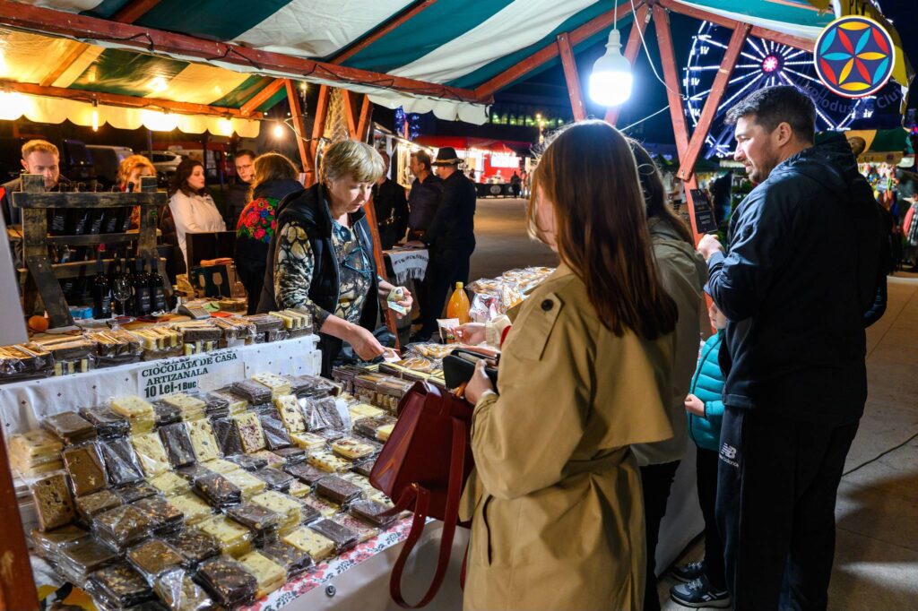În cadrul Festivalului Internațional de Folclor Serbările Transilvane, în perioada 26-28 iulie, în zona Sălii Sporturilor Horia Demian, se va desfășura târgul derulat prin intermediul Asociației Produs de Cluj și destinat micilor întreprinzători locali.