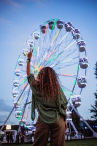 Electric Castle este festivalul în care fiecare minut se trăiește la maxim. Între sutele de concerte, participanții pot alege spectacole de stand-up comedy, lecții de mix la platane, sesiuni de yoga sau zeci de activități sportive.