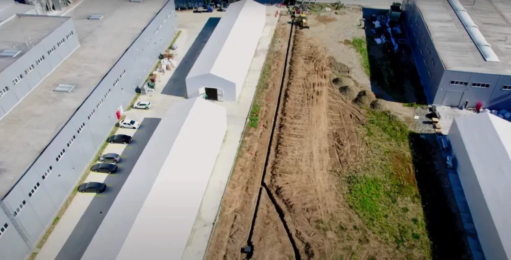 Singurul poligon de încercare țevi pentru protecție cabluri electrice și cabluri și microcabluri de fibră optică din țara noastră a fost construit la TeraPlast pentru testarea infrastructurilor de telecomunicații subterane.