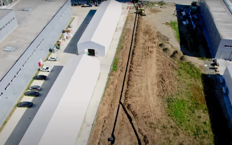 Singurul poligon de încercare țevi pentru protecție cabluri electrice și cabluri și microcabluri de fibră optică din țara noastră a fost construit la TeraPlast pentru testarea infrastructurilor de telecomunicații subterane.