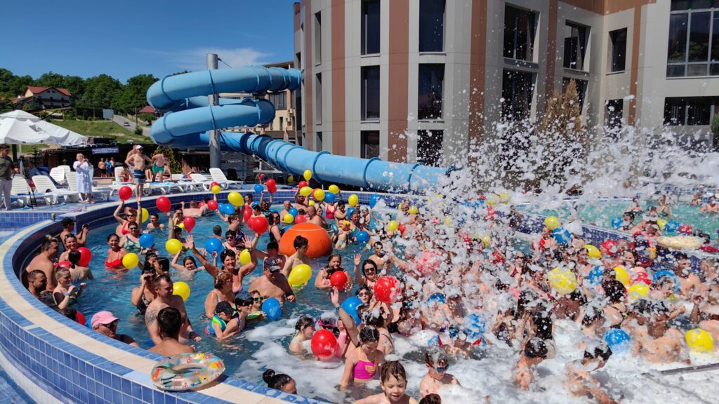 Un club de 500-1.000 persoane cu platou de festivaluri de 2.500-3.000 de oameni, dar și un hotel de 5*, de 12 milioane €, sunt investițiile din “noua poartă” a Băilor Felix, menite să o facă una dintre cele mai dorite stațiuni balneo din Europa.