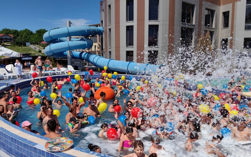 Un club de 500-1.000 persoane cu platou de festivaluri de 2.500-3.000 de oameni, dar și un hotel de 5*, de 12 milioane €, sunt investițiile din “noua poartă” a Băilor Felix, menite să o facă una dintre cele mai dorite stațiuni balneo din Europa.