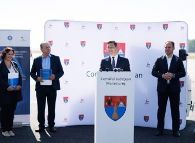 La ședința Consiliului de Administrație al Aeroportului Internațional Maramureș (CA - AIM), directorul general, Daniela Stamatoiu, a anunțat decizia de a nu continua activitatea de management după încetarea contractului la 31 august.