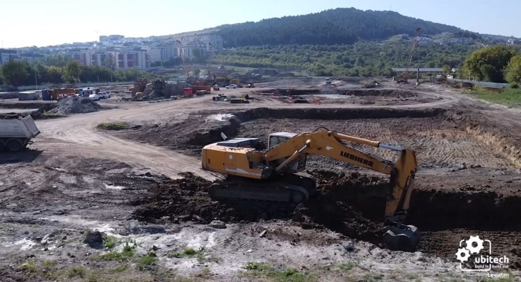 Ubitech Construcții a arătat imagini de pe șantierul său din județul Cluj, acolo unde lucrările la prima etapă a proiectului privind construirea Spitalului Regional de Urgență (SRU) se derulează “în ritm susținut”.