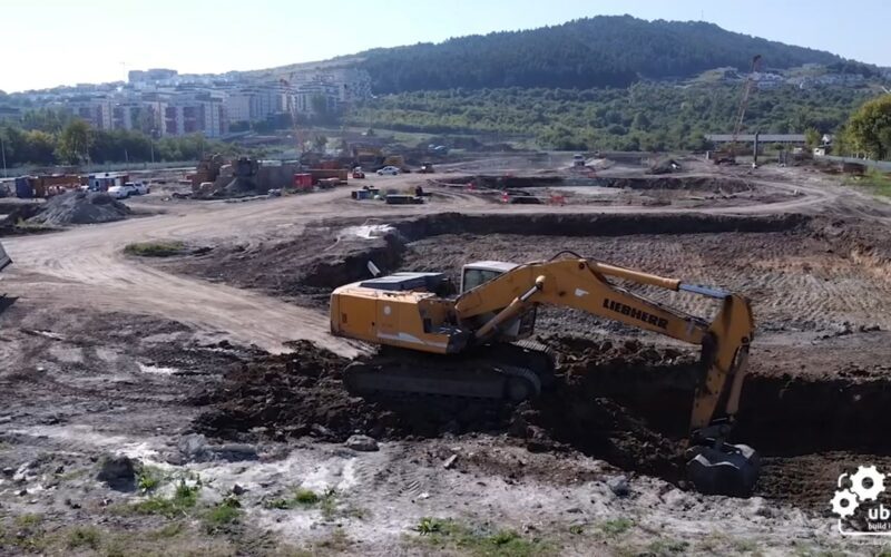 Ubitech Construcții a arătat imagini de pe șantierul său din județul Cluj, acolo unde lucrările la prima etapă a proiectului privind construirea Spitalului Regional de Urgență (SRU) se derulează “în ritm susținut”.