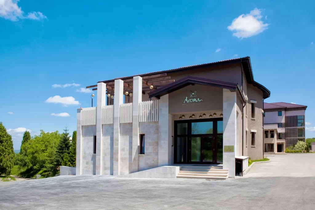 Filiala Romania Sotheby’s International Realty are în portofoliu mai multe clădiri cu funcțiuni de turism, actuale sau sugerate, din cele două provincii istorice ale României.