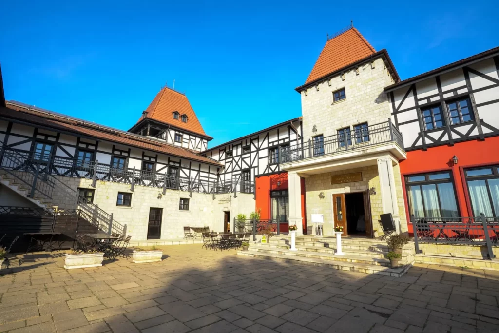 Filiala Romania Sotheby’s International Realty are în portofoliu mai multe clădiri cu funcțiuni de turism, actuale sau sugerate, din cele două provincii istorice ale României.