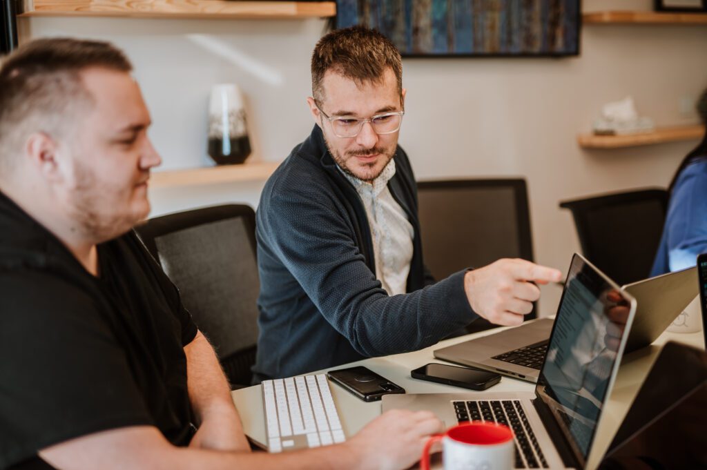 Tudor Brad, fondatorul Better Quality Assurance (BetterQA), a reușit, printr-o scurtă dar semnificativă experiență acumulată în SUA, să ridice startup-ul din Cluj la rangul de trader al NATO.