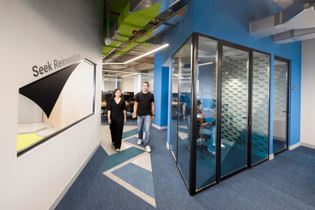 Grupul din Argentina deținea o companie în țara noastră, Globant IT Cluj, dar și filiale ale Pentalog. Biroul de avocatură Nestor Nestor Diculescu Kingston Petersen (NNDKP) a asistat Globant în proces de fuziune dintre două filiale deținute aici de grup: Pentalog Romania și Pentalog HR Romania.