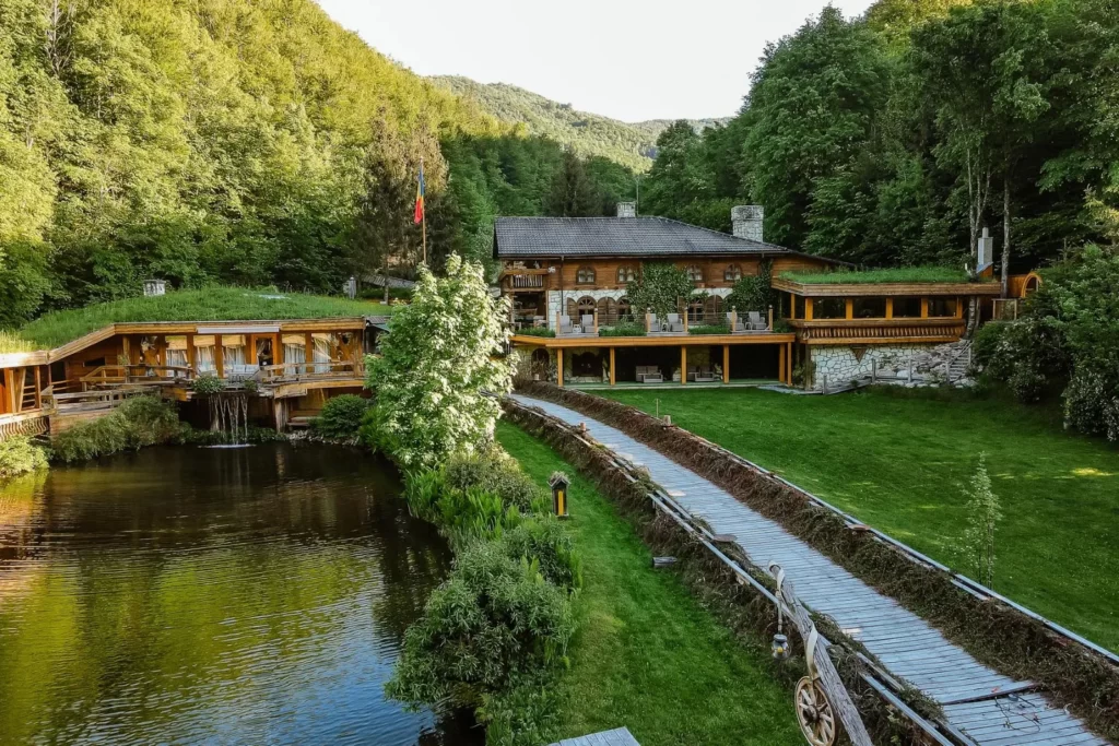 Filiala Romania Sotheby’s International Realty are în portofoliu mai multe clădiri cu funcțiuni de turism, actuale sau sugerate, din cele două provincii istorice ale României.