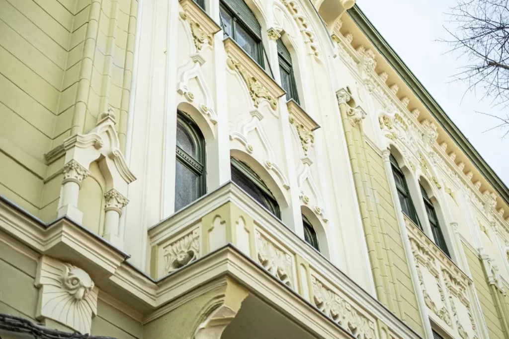 Filiala Romania Sotheby’s International Realty are în portofoliu mai multe clădiri cu funcțiuni de turism, actuale sau sugerate, din cele două provincii istorice ale României.