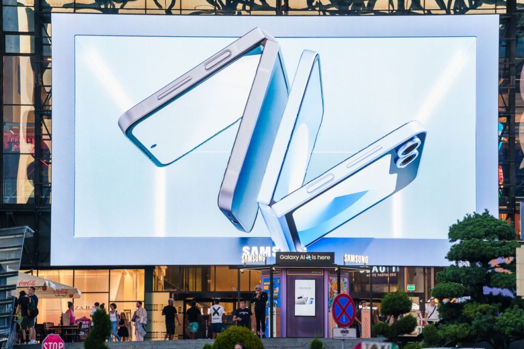 Iulius Mall Cluj și-a actualizat intrarea principală prin instalarea uneia dintre cele mai mari faţade media din Europa, ca parte a unui parteneriat mai amplu cu holdingul coreean Samsung.