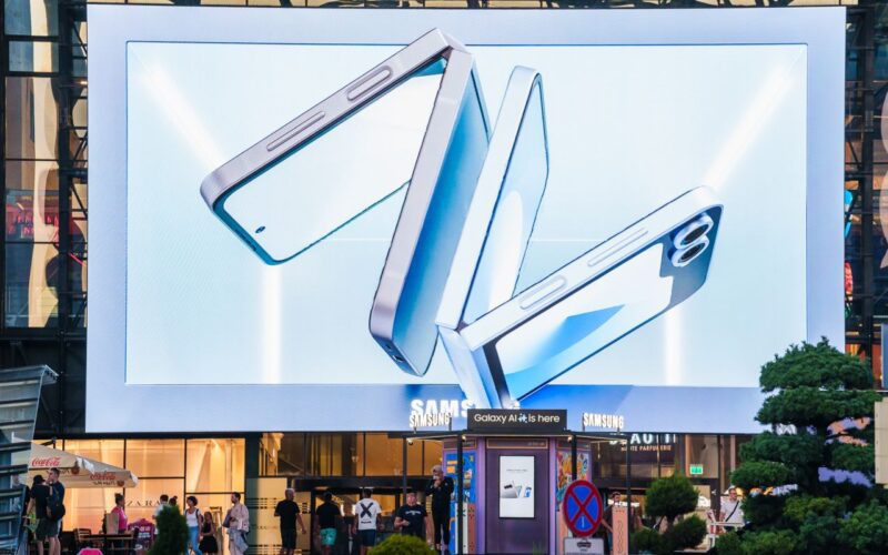 Iulius Mall Cluj și-a actualizat intrarea principală prin instalarea uneia dintre cele mai mari faţade media din Europa, ca parte a unui parteneriat mai amplu cu holdingul coreean Samsung.