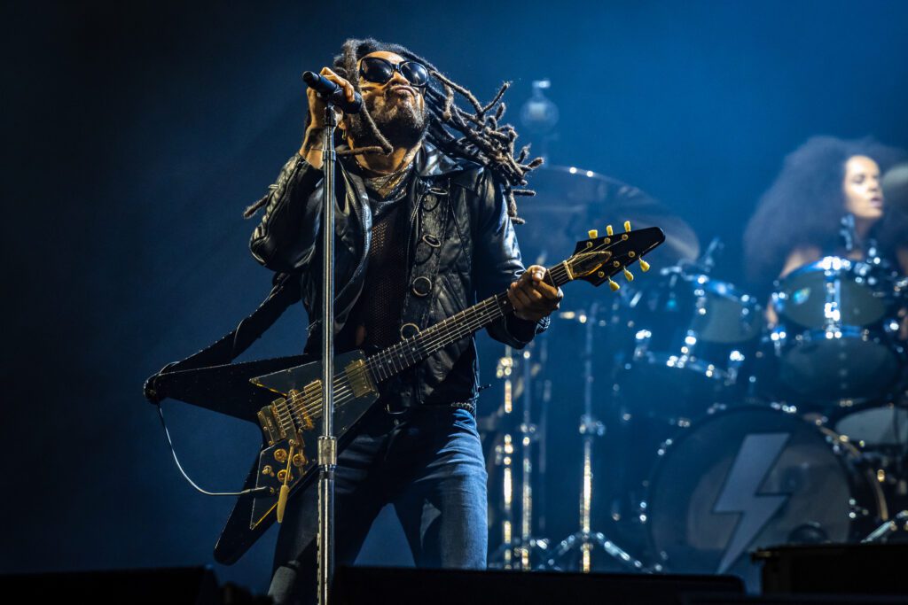 Show-ul live al legendei pop-rock Lenny Kravitz, momentul cel mai așteptat al ediției de anul acesta a Untold, a fost ca o călătorie în care a contat doar conexiunea dintre oameni, muzică și emoție.