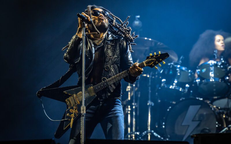 Show-ul live al legendei pop-rock Lenny Kravitz, momentul cel mai așteptat al ediției de anul acesta a Untold, a fost ca o călătorie în care a contat doar conexiunea dintre oameni, muzică și emoție.