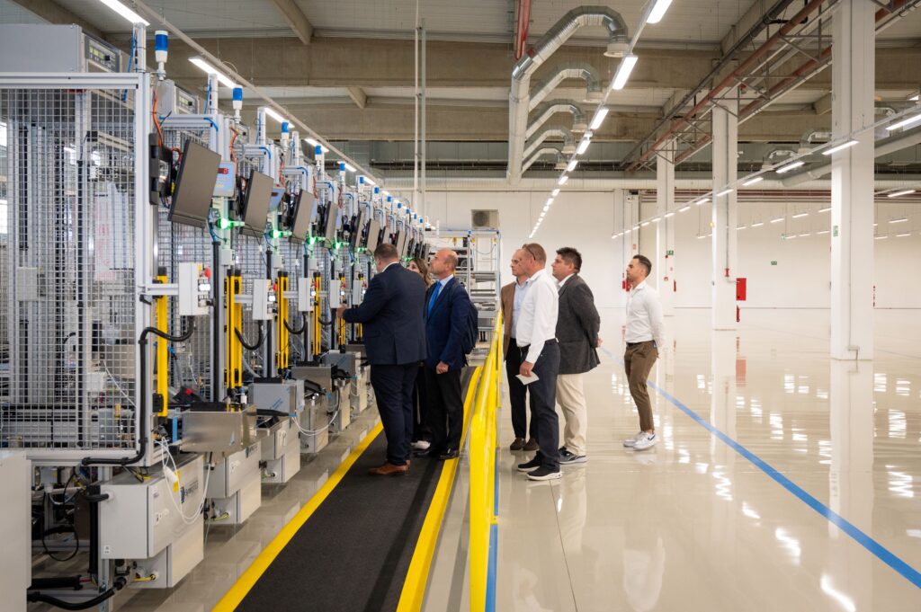 300 de persoane vor fi angajate la noua fabrică până la finalul acestui an, alăturându-se celor 4.000 de angajați ai De’Longhi în România, de la facilitățile de producție din Jucu (județul Cluj) și Salonta (Bihor).