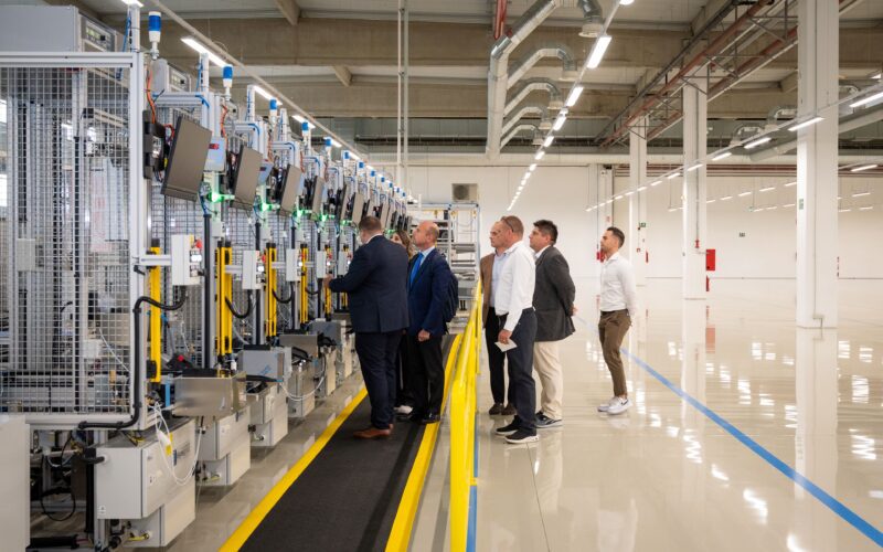 300 de persoane vor fi angajate la noua fabrică până la finalul acestui an, alăturându-se celor 4.000 de angajați ai De’Longhi în România, de la facilitățile de producție din Jucu (județul Cluj) și Salonta (Bihor).