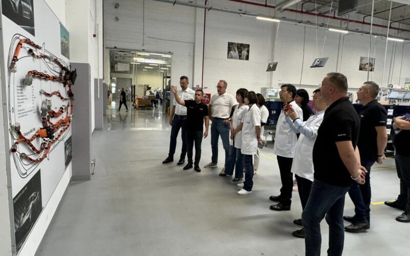 “Leoni România a avut plăcerea de a găzdui o delegație formată din Grace Wang - fondatoarea Luxshare, și alți reprezentanți ai viitorului nostru acționar majoritar, Klaus Rinnerberger - Chief Executive Officer al Leoni, Ingo Spengler - Chief Operating Officer al Leoni. 