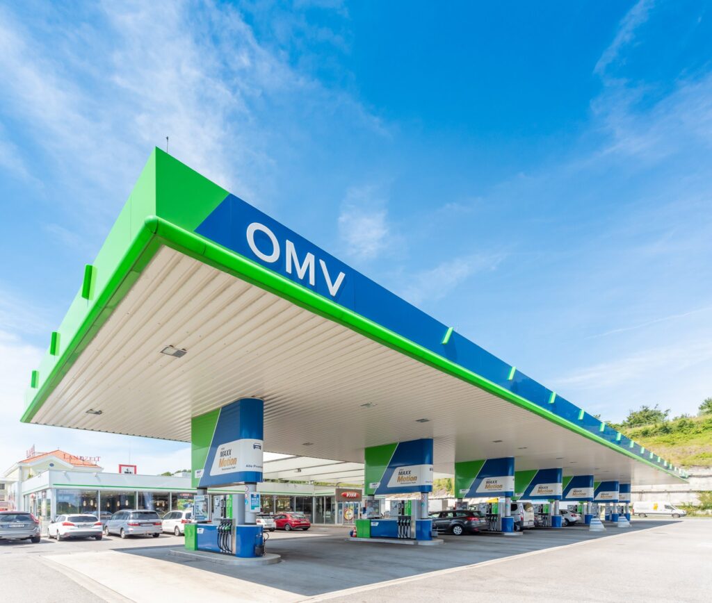 Am instalat panouri fotovoltaice în 33 de stații de carburanți din rețeaua OMV și în 7 stații din rețeaua Petrom pentru a le alimenta cu energie verde. Investiția în acest proiect se ridică la 1,3 milioane de euro.
