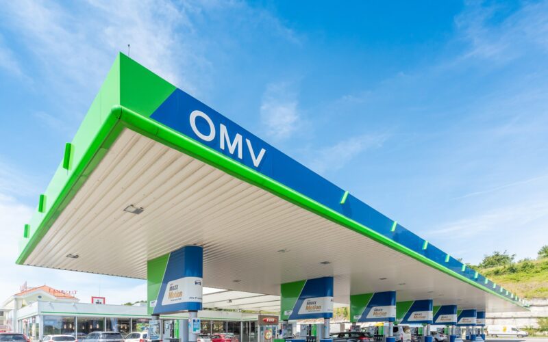 Am instalat panouri fotovoltaice în 33 de stații de carburanți din rețeaua OMV și în 7 stații din rețeaua Petrom pentru a le alimenta cu energie verde. Investiția în acest proiect se ridică la 1,3 milioane de euro.