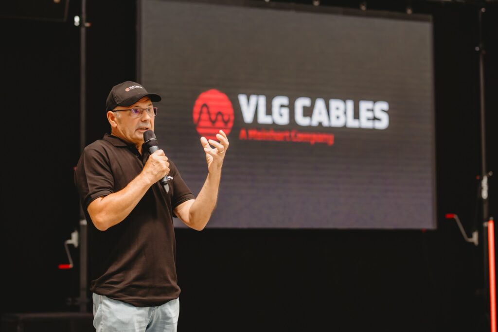 La acea vreme, Alexandru Domocos, fondatorul VLG Cables România, a văzut oportunitatea de a aduce pe piață cabluri de înaltă calitate, într-o perioadă în care infrastructura României începea să se dezvolte accelerat.