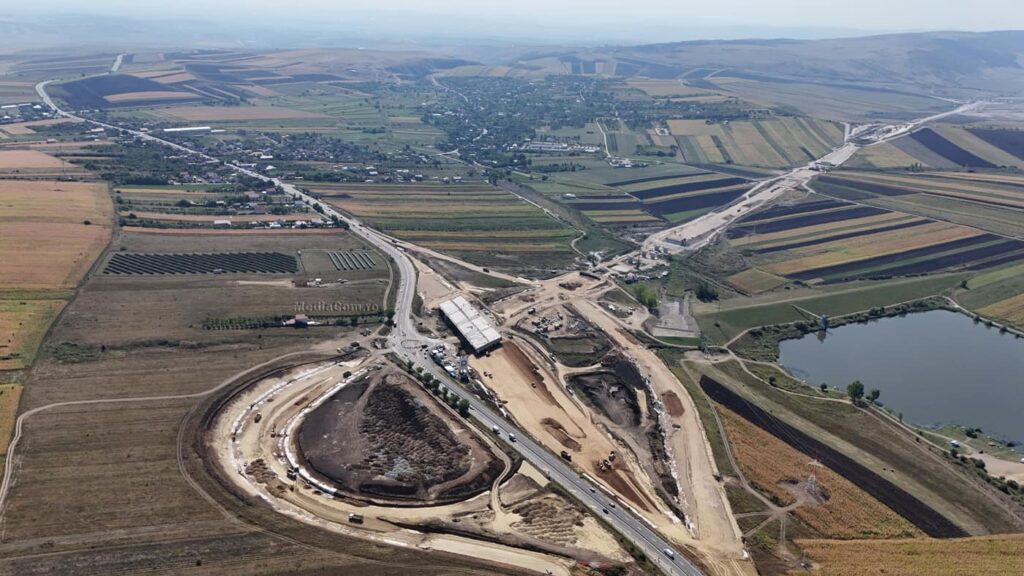Conexiunea dintre Autostrada Transilvania și Drumul Național 1, în dreptul comunei clujene Tureni (DEx A3), este pe cale de finalizare.