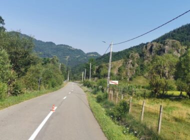 Instituția clujeană a informat participanții la trafic în legătură cu faptul că, în perioada lunilor iulie – august, au fost executate marcaje rutiere pe 11 sectoare de drum, situate pe 10 drumuri județene, pe o lungime de 136 km.