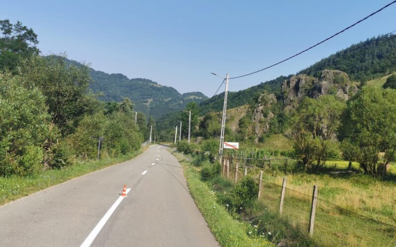 Instituția clujeană a informat participanții la trafic în legătură cu faptul că, în perioada lunilor iulie – august, au fost executate marcaje rutiere pe 11 sectoare de drum, situate pe 10 drumuri județene, pe o lungime de 136 km.