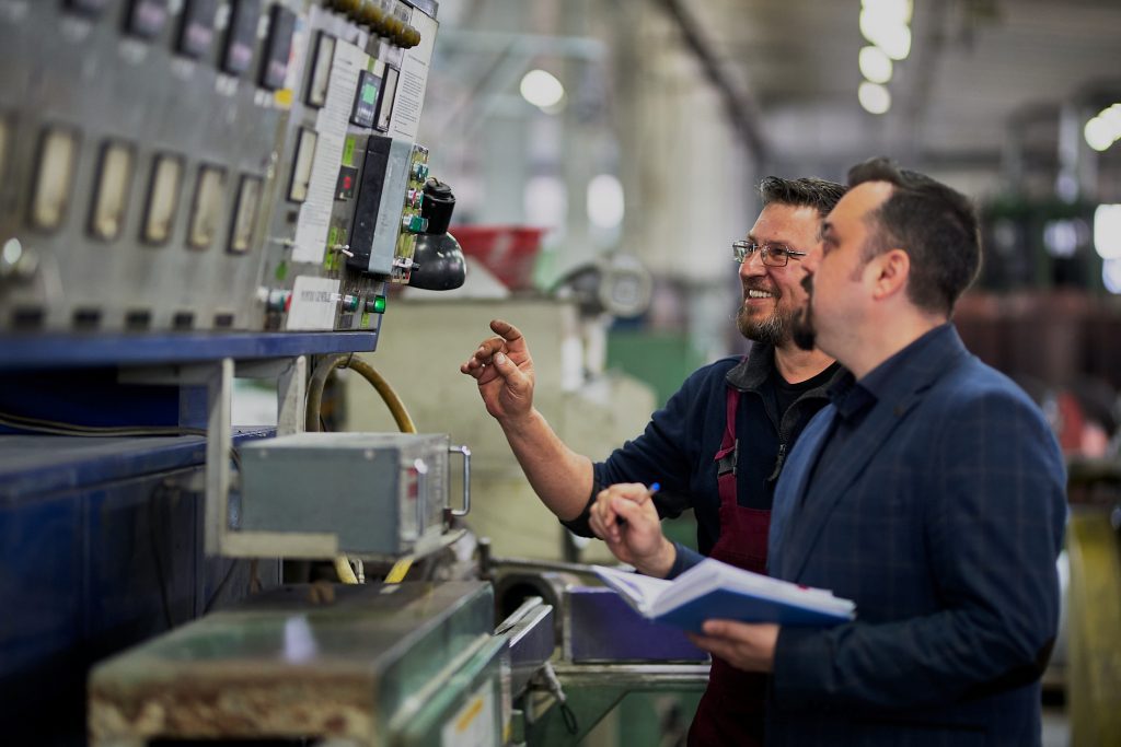 În august, Electroplast Bistrița. unul dintre cei mai importanți producători de cabluri electrice aflat în portofoliul holdingului Roca Industry, a semnat contractul cu Ministerul Energiei.