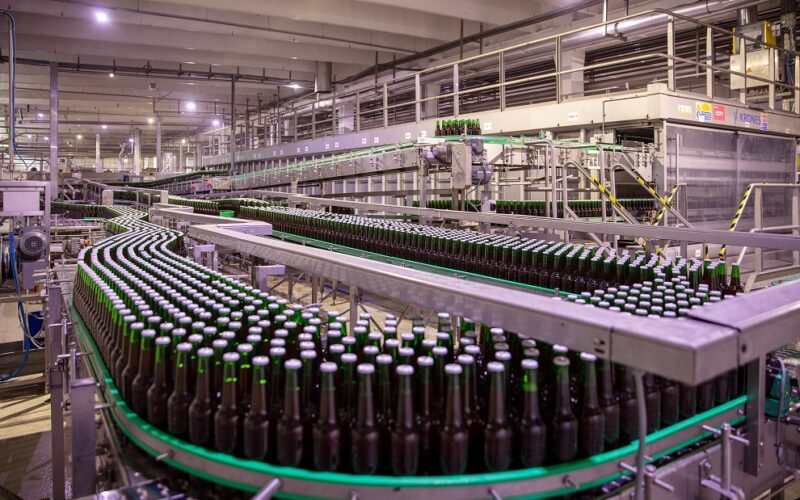 HEINEKEN România încheie un parteneriat cu ENGIE pentru a accelera eforturile de decarbonare • În România, parteneriatul cu ENGIE și investițiile locale vor sprijini ambiția globală a HEINEKEN de a atinge Net Zero emisii de CO2 în Scope 1 și 2, până în 2030, și pe întregul lanț de valoare, până în 2040. • Programul HEINEKEN Net Zero Production (i-NZP) a fost dezvoltat pentru a facilita și accelera măsurile care vizează reducerea emisiilor, susținând ambiția globală a HEINEKEN de a ajunge la Net Zero emisii de CO2 în Scope 1 și 2, până în 2030. • În România, ENGIE devine partenerul HEINEKEN în implementarea măsurilor de decarbonare în toate cele 3 fabrici de bere locale, fiind așteptate progrese în reducerea emisiilor și beneficii pentru mediu. București, 25 septembrie 2024 – HEINEKEN, compania producătoare de bere cu cea mai extinsă prezență din lume, a atins o nouă bornă în călătoria sa către Net Zero emisii de CO2, prin semnarea unor parteneriate adiționale în cadrul programului său global Net Zero Production. Acești parteneri vor aduce expertiza tehnică, pentru a sprijini ambiția globală a HEINEKEN de a ajunge la Net Zero emisii de CO2 în Scope 1 și 2, până în 2030. În România, HEINEKEN va colabora cu ENGIE Romania pentru a implementa tehnologie de înaltă eficiență și soluții energetice, ca parte a traiectoriei de decarbonare a celor trei fabrici locale, de la Miercurea-Ciuc, Ungheni (Mureș) și Craiova. Printr-o colaborare solidă între HEINEKEN, ENGIE Romania și ENGIE Impact, una dintre filialele grupului ENGIE, se vor implementa diverse soluții de decarbonare, care vizează inclusiv economisirea energiei, instalarea de pompe de căldură și a unui biodigestor la una dintre fabrici. Partenerii noștri vin cu expertiză în domeniul lor de activitate, cunoașterea celor mai bune soluții tehnologice disponibile și o perspectivă din exterior cu privire la problemele pe care încercăm să le rezolvăm. Aceste abilități sunt esențiale pentru a sprijini HEINEKEN în atingerea ambițiilor sale către Net Zero emisii de CO2 în Scope 1 și 2, până în 2030, care nu pot fi realizate decât împreună. Colaborarea cu experți este esențială pentru a atinge aceste ambiții cu rapiditatea și amploarea de care avem nevoie. - Magne Setnes, Chief Supply Chain Officer la HEINEKEN Parteneriatul nostru cu ENGIE ne permite să facem un pas important, esențial în călătoria noastră către Net Zero emisii de CO2, aici în România. Aceasta a fost o prioritate pentru noi încă de la anunțarea ambiției globale a HEINEKEN de a-și decarbona producția. De asemenea, suntem foarte încântați că am putut obține finanțare prin Planul Național de Recuperare și Reziliență (PNRR) pentru proiectul nostru de investiții. - Thibaut Boidin, Managing Director, HEINEKEN România Suntem încântați să fim partenerul ales de HEINEKEN pentru furnizarea de soluții complexe și la cheie de decarbonare pentru trei dintre siturile industriale ale clientului nostru. Am propus o abordare integrată, de la strategie la execuție, constând în soluții și tehnologii inovatoare pentru decarbonarea și utilizarea căldurii. Strategia noastră combină producția de biometan rezultat din deșeurile fabricilor de bere și recuperarea căldurii prin pompe de căldură. Această abordare personalizată va contribui la ambițiile globale ale HEINEKEN de a atinge Net Zero.” - Nicolas Richard, CEO ENGIE Romania Programul Integrated Net Zero Production a fost lansat pentru a adresa 88% din emisiile globale generate de Scop 1 și 2 ale HEINEKEN care provin din producția de băuturi, cu scopul de a stabili o echipă interfuncțională de experți interni și furnizori externi, care să conducă la rezultatele dorite. HEINEKEN continuă să se concentreze pe acțiuni concrete pentru a-și reduce emisiile de carbon, lucrând îndeaproape cu clienții, și furnizorii. La sfârșitul anului 2023, HEINEKEN a redus deja la nivel global emisiile din domeniile de aplicare 1 și 2 cu 34% față de 2018. În 2023, obiectivele HEINEKEN globale Net Zero și FLAG (Forest, Land and Agriculture) au fost aprobate de inițiativa Science Based Targets (SBTi), compania devenind primul producător de bere global care a trecut de această etapă de sustenabilitate. Pentru detalii complete despre obiectivele științifice globale ale HEINEKEN, consultați site-ul SBTi. ----------------------------------------------- Despre HEINEKEN HEINEKEN este compania producătoare de bere cu cea mai extinsă prezență din lume. Este principalul dezvoltator și marketer de mărci de bere și cidru premium și fără alcool. Recunoscut pentru brandul Heineken®, Grupul are un portofoliu de peste 300 de mărci de bere și cidru internaționale, regionale, locale și de specialitate. Cu ajutorul a peste 90.000 de colegi, creăm bucuria autentică de a fi împreună, pentru a inspira o lume mai bună. Visul nostru este să modelăm viitorul berii și nu numai, pentru a câștiga inimile consumatorilor. Suntem dedicați inovării, investițiilor pe termen lung în branduri, execuției de vânzări și punem accent pe management-ul costurilor. Prin agenda "Brew a Better World", sustenabilitatea face parte din business-ul nostru. HEINEKEN are o amprentă geografică bine echilibrată, ocupând o poziție de lider atât pe piețele dezvoltate, cât și pe cele în curs de dezvoltare. Operăm fabrici de bere, malțării, fabrici de cidru și alte unități de producție în peste 70 de țări. Cele mai recente informații sunt disponibile pe website-ul companiei și urmărește-ne pe LinkedIn, Twitter și Instagram. În România, HEINEKEN este prezentă din 2003. Oferim un portofoliu divers de mărci locale și internaționale de bere și cidru, majoritatea produse în cele trei fabrici locale, din Craiova, Ungheni și Miercurea Ciuc. Angajamentul nostru față de piața locală se reflectă nu doar prin diversitatea de branduri, ci și prin acțiunile noastre: avem 1.100 de angajați în România, ne aprovizionăm de la furnizori locali cu aproximativ 70% din ingrediente și suntem dedicați agendei noastre de sustenabilitate, ’Brew a Better World - Raise The Bar 2030’. Despre ENGIE Romania ENGIE Romania este una dintre filialele grupului ENGIE, lider mondial în sectorul energiei și al serviciilor cu emisii reduse de carbon. Împreună cu cei peste 97.000 de angajați, Grupul s-a angajat să accelereze tranziția către o economie cu impact neutru în ceea ce privește emisiile de dioxid de carbon, având ca obiectiv Zero emisii de Carbon până în 2045. Grupul ENGIE susține clienții și partenerii în demersul de decarbonare, oferind soluții prietenoase cu mediul înconjurător și încurajând un consum redus de energie. Grupul de companii ENGIE Romania activează în domeniile distribuţiei şi furnizării de gaze naturale, producției din surse regenerabile și furnizării de energie electrică, precum și în soluții verzi și servicii tehnice pentru instalaţii de gaze naturale şi centrale termice. ENGIE Romania şi filialele sale deservesc un portofoliu de peste 2,2 milioane de clienţi, operează o reţea de distribuţie de 23.255 km, deţin o capacitate de producție din surse verzi de 211 MW şi au peste 4.300 de angajaţi. Grupul ENGIE Romania a realizat investiții în valoare de 6.760 milioane de lei din 2005 până la 31 decembrie 2023.
