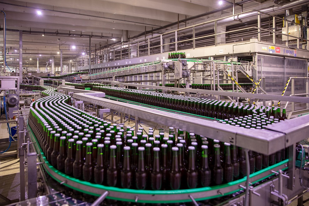 HEINEKEN România încheie un parteneriat cu ENGIE pentru a accelera eforturile de decarbonare • În România, parteneriatul cu ENGIE și investițiile locale vor sprijini ambiția globală a HEINEKEN de a atinge Net Zero emisii de CO2 în Scope 1 și 2, până în 2030, și pe întregul lanț de valoare, până în 2040. • Programul HEINEKEN Net Zero Production (i-NZP) a fost dezvoltat pentru a facilita și accelera măsurile care vizează reducerea emisiilor, susținând ambiția globală a HEINEKEN de a ajunge la Net Zero emisii de CO2 în Scope 1 și 2, până în 2030. • În România, ENGIE devine partenerul HEINEKEN în implementarea măsurilor de decarbonare în toate cele 3 fabrici de bere locale, fiind așteptate progrese în reducerea emisiilor și beneficii pentru mediu. București, 25 septembrie 2024 – HEINEKEN, compania producătoare de bere cu cea mai extinsă prezență din lume, a atins o nouă bornă în călătoria sa către Net Zero emisii de CO2, prin semnarea unor parteneriate adiționale în cadrul programului său global Net Zero Production. Acești parteneri vor aduce expertiza tehnică, pentru a sprijini ambiția globală a HEINEKEN de a ajunge la Net Zero emisii de CO2 în Scope 1 și 2, până în 2030. În România, HEINEKEN va colabora cu ENGIE Romania pentru a implementa tehnologie de înaltă eficiență și soluții energetice, ca parte a traiectoriei de decarbonare a celor trei fabrici locale, de la Miercurea-Ciuc, Ungheni (Mureș) și Craiova. Printr-o colaborare solidă între HEINEKEN, ENGIE Romania și ENGIE Impact, una dintre filialele grupului ENGIE, se vor implementa diverse soluții de decarbonare, care vizează inclusiv economisirea energiei, instalarea de pompe de căldură și a unui biodigestor la una dintre fabrici. Partenerii noștri vin cu expertiză în domeniul lor de activitate, cunoașterea celor mai bune soluții tehnologice disponibile și o perspectivă din exterior cu privire la problemele pe care încercăm să le rezolvăm. Aceste abilități sunt esențiale pentru a sprijini HEINEKEN în atingerea ambițiilor sale către Net Zero emisii de CO2 în Scope 1 și 2, până în 2030, care nu pot fi realizate decât împreună. Colaborarea cu experți este esențială pentru a atinge aceste ambiții cu rapiditatea și amploarea de care avem nevoie. - Magne Setnes, Chief Supply Chain Officer la HEINEKEN Parteneriatul nostru cu ENGIE ne permite să facem un pas important, esențial în călătoria noastră către Net Zero emisii de CO2, aici în România. Aceasta a fost o prioritate pentru noi încă de la anunțarea ambiției globale a HEINEKEN de a-și decarbona producția. De asemenea, suntem foarte încântați că am putut obține finanțare prin Planul Național de Recuperare și Reziliență (PNRR) pentru proiectul nostru de investiții. - Thibaut Boidin, Managing Director, HEINEKEN România Suntem încântați să fim partenerul ales de HEINEKEN pentru furnizarea de soluții complexe și la cheie de decarbonare pentru trei dintre siturile industriale ale clientului nostru. Am propus o abordare integrată, de la strategie la execuție, constând în soluții și tehnologii inovatoare pentru decarbonarea și utilizarea căldurii. Strategia noastră combină producția de biometan rezultat din deșeurile fabricilor de bere și recuperarea căldurii prin pompe de căldură. Această abordare personalizată va contribui la ambițiile globale ale HEINEKEN de a atinge Net Zero.” - Nicolas Richard, CEO ENGIE Romania Programul Integrated Net Zero Production a fost lansat pentru a adresa 88% din emisiile globale generate de Scop 1 și 2 ale HEINEKEN care provin din producția de băuturi, cu scopul de a stabili o echipă interfuncțională de experți interni și furnizori externi, care să conducă la rezultatele dorite. HEINEKEN continuă să se concentreze pe acțiuni concrete pentru a-și reduce emisiile de carbon, lucrând îndeaproape cu clienții, și furnizorii. La sfârșitul anului 2023, HEINEKEN a redus deja la nivel global emisiile din domeniile de aplicare 1 și 2 cu 34% față de 2018. În 2023, obiectivele HEINEKEN globale Net Zero și FLAG (Forest, Land and Agriculture) au fost aprobate de inițiativa Science Based Targets (SBTi), compania devenind primul producător de bere global care a trecut de această etapă de sustenabilitate. Pentru detalii complete despre obiectivele științifice globale ale HEINEKEN, consultați site-ul SBTi. ----------------------------------------------- Despre HEINEKEN HEINEKEN este compania producătoare de bere cu cea mai extinsă prezență din lume. Este principalul dezvoltator și marketer de mărci de bere și cidru premium și fără alcool. Recunoscut pentru brandul Heineken®, Grupul are un portofoliu de peste 300 de mărci de bere și cidru internaționale, regionale, locale și de specialitate. Cu ajutorul a peste 90.000 de colegi, creăm bucuria autentică de a fi împreună, pentru a inspira o lume mai bună. Visul nostru este să modelăm viitorul berii și nu numai, pentru a câștiga inimile consumatorilor. Suntem dedicați inovării, investițiilor pe termen lung în branduri, execuției de vânzări și punem accent pe management-ul costurilor. Prin agenda "Brew a Better World", sustenabilitatea face parte din business-ul nostru. HEINEKEN are o amprentă geografică bine echilibrată, ocupând o poziție de lider atât pe piețele dezvoltate, cât și pe cele în curs de dezvoltare. Operăm fabrici de bere, malțării, fabrici de cidru și alte unități de producție în peste 70 de țări. Cele mai recente informații sunt disponibile pe website-ul companiei și urmărește-ne pe LinkedIn, Twitter și Instagram. În România, HEINEKEN este prezentă din 2003. Oferim un portofoliu divers de mărci locale și internaționale de bere și cidru, majoritatea produse în cele trei fabrici locale, din Craiova, Ungheni și Miercurea Ciuc. Angajamentul nostru față de piața locală se reflectă nu doar prin diversitatea de branduri, ci și prin acțiunile noastre: avem 1.100 de angajați în România, ne aprovizionăm de la furnizori locali cu aproximativ 70% din ingrediente și suntem dedicați agendei noastre de sustenabilitate, ’Brew a Better World - Raise The Bar 2030’. Despre ENGIE Romania ENGIE Romania este una dintre filialele grupului ENGIE, lider mondial în sectorul energiei și al serviciilor cu emisii reduse de carbon. Împreună cu cei peste 97.000 de angajați, Grupul s-a angajat să accelereze tranziția către o economie cu impact neutru în ceea ce privește emisiile de dioxid de carbon, având ca obiectiv Zero emisii de Carbon până în 2045. Grupul ENGIE susține clienții și partenerii în demersul de decarbonare, oferind soluții prietenoase cu mediul înconjurător și încurajând un consum redus de energie. Grupul de companii ENGIE Romania activează în domeniile distribuţiei şi furnizării de gaze naturale, producției din surse regenerabile și furnizării de energie electrică, precum și în soluții verzi și servicii tehnice pentru instalaţii de gaze naturale şi centrale termice. ENGIE Romania şi filialele sale deservesc un portofoliu de peste 2,2 milioane de clienţi, operează o reţea de distribuţie de 23.255 km, deţin o capacitate de producție din surse verzi de 211 MW şi au peste 4.300 de angajaţi. Grupul ENGIE Romania a realizat investiții în valoare de 6.760 milioane de lei din 2005 până la 31 decembrie 2023.