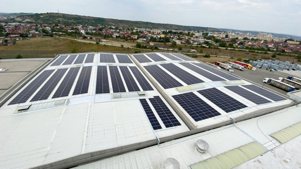 Saint-Gobain România, parte a liderului mondial în domeniul soluțiilor ușoare și sustenabile pentru construcții, a anunțat finalizarea cu succes a proiectului de instalare și punere în funcțiune a unei centrale fotovoltaice destinate alimentării din surse proprii de energie a liniei nr. 1 a fabricii de plăci de gips-carton din Turda.