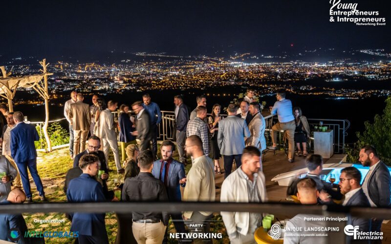 Sute de tineri întreprinzători din Cluj au luat parte, la complexul Hillhouse Pool & Lounge, la o întâlnire cu deținători de afaceri importante, dar și cu factori de decizie din administrație și politică.