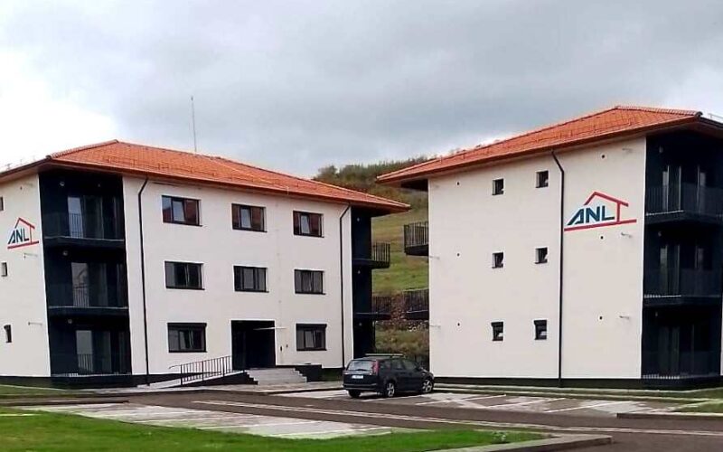 Locuințele (16 garsoniere, 4 apartamente cu 2 camere și 2 apartamente cu 3 camere) au fost construite pe str. Dejului nr. 42, pe un regim de înălţime cu două etaje, investiția ANL fiind de 5,5 milioane de lei, inclusiv taxa pe valoarea adăugată.