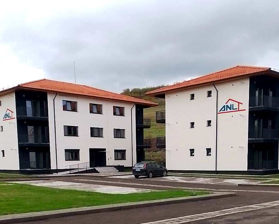 Locuințele (16 garsoniere, 4 apartamente cu 2 camere și 2 apartamente cu 3 camere) au fost construite pe str. Dejului nr. 42, pe un regim de înălţime cu două etaje, investiția ANL fiind de 5,5 milioane de lei, inclusiv taxa pe valoarea adăugată.