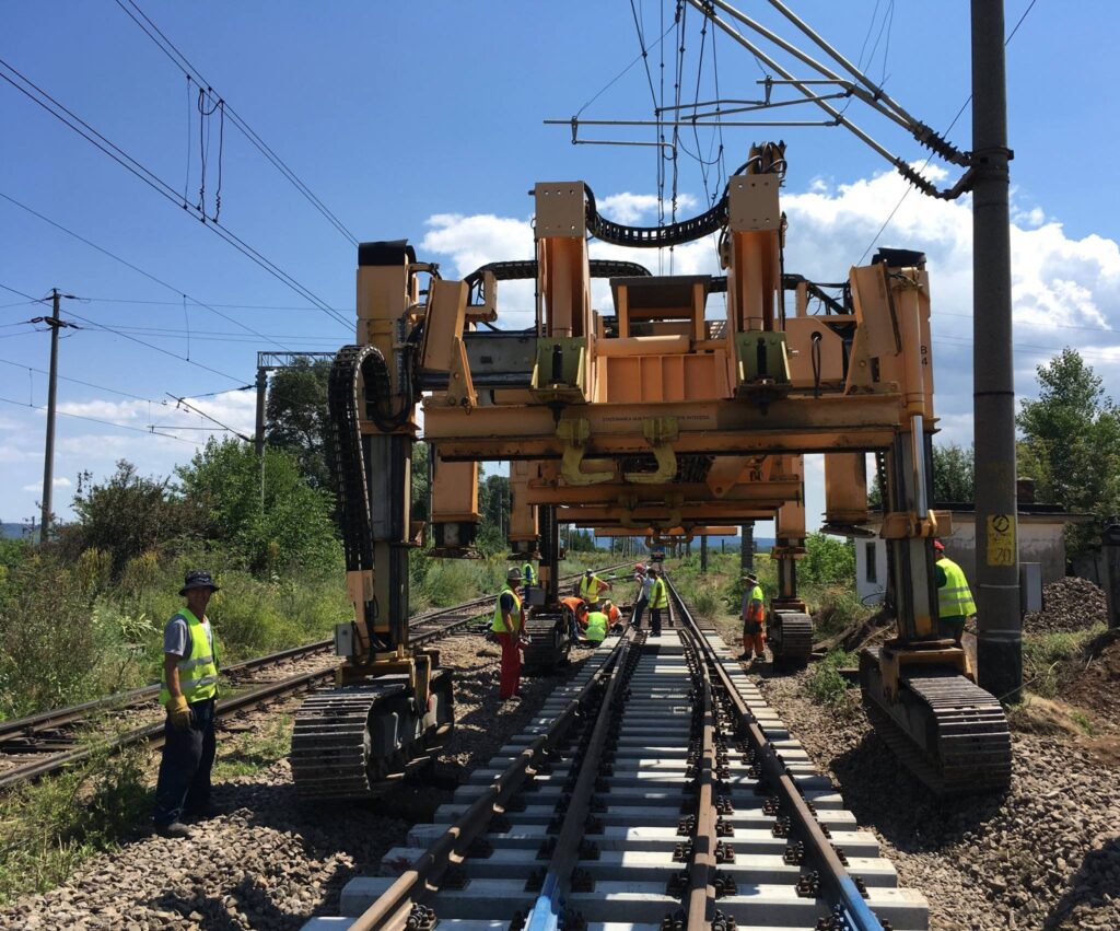 Aprobăm finanțarea a două mari proiecte feroviare începute, de 320 km, susținute prin Planul Național de Redresare și Reziliență (PNRR), electrificarea - reabilitarea liniei Cluj – Oradea - Episcopia Bihor și modernizarea liniei feroviare Caransebeș –  Arad.