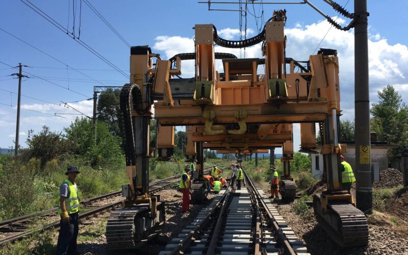 Aprobăm finanțarea a două mari proiecte feroviare începute, de 320 km, susținute prin Planul Național de Redresare și Reziliență (PNRR), electrificarea - reabilitarea liniei Cluj – Oradea - Episcopia Bihor și modernizarea liniei feroviare Caransebeș –  Arad.