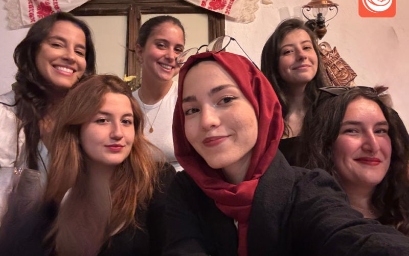 AIESEC oferă tinerilor ocazia de a călători prin programele și proiectele sale internaționale, permițându-le să descopere diferite culturi, să își dezvolte abilitățile de leadership și să aibă un impact pozitiv în lume.