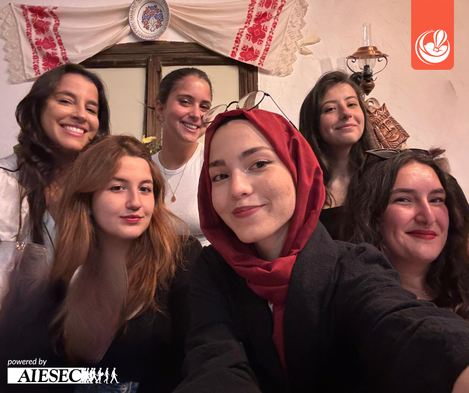 AIESEC oferă tinerilor ocazia de a călători prin programele și proiectele sale internaționale, permițându-le să descopere diferite culturi, să își dezvolte abilitățile de leadership și să aibă un impact pozitiv în lume.