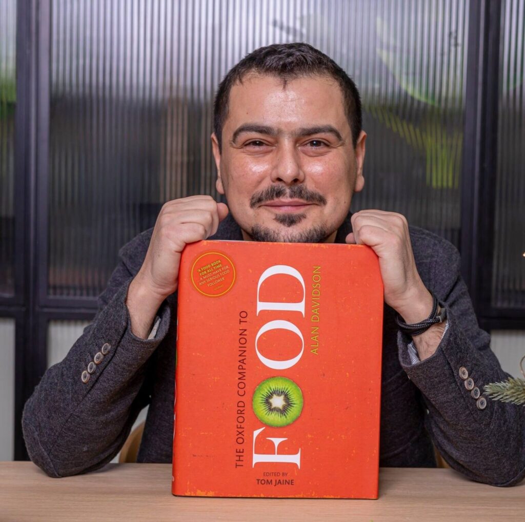 Noul sezon al podcastului Amintiri Gustoase, parte din platforma culturală Cronicari Digitali, a debutat în 18 octombrie, cu un prim episod în care șase invitați de marcă au discutat despre unul dintre cele mai virale produse culinare din lume în ultimul an: ciocolata Dubai.