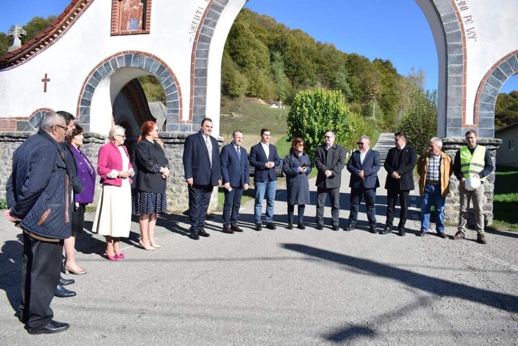 Recepția proiectului de modernizare a rețelelor electrice în localitatea Rohia, din județul Maramures, a fost realizată în prezența directorului general al societății Distribuție Energie Electrică România (DEER), Mihaela Suciu.