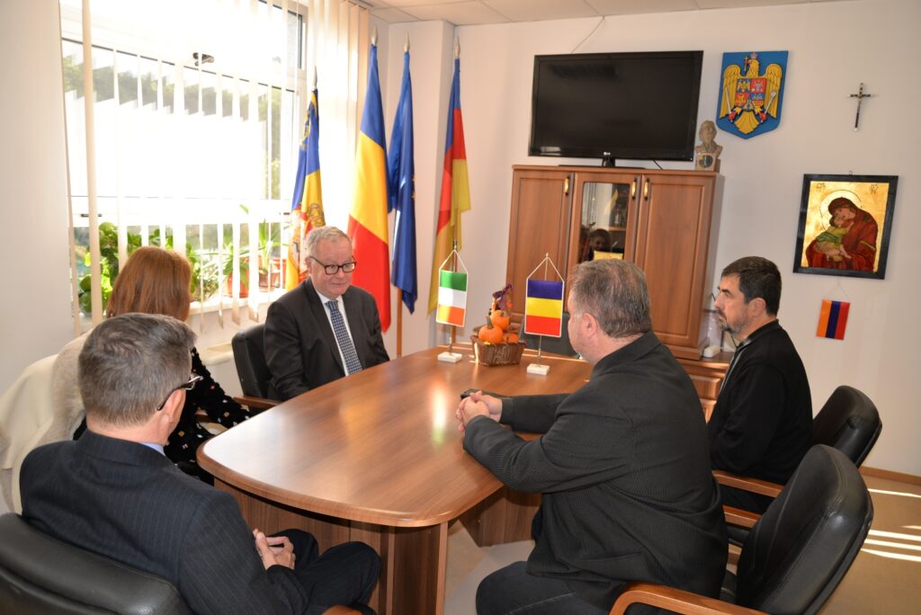 Vicepreședintele Consiliului Județean (CJ) Cluj, Istvan Vakar, a primit vizita unei delegații conduse de Brendan Ward, ambasadorul Irlandei în România.