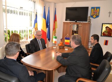 Vicepreședintele Consiliului Județean (CJ) Cluj, Istvan Vakar, a primit vizita unei delegații conduse de Brendan Ward, ambasadorul Irlandei în România.