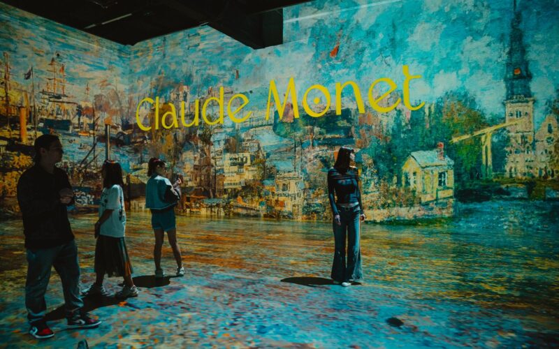 Monet: The Immersive Show”, primul spectacol de artă imersivă dedicat marelui artist Claude Monet organizat vreodată în România, va fi lansat în exclusivitate la Museum of Immersive New Art (MINA) Cluj.