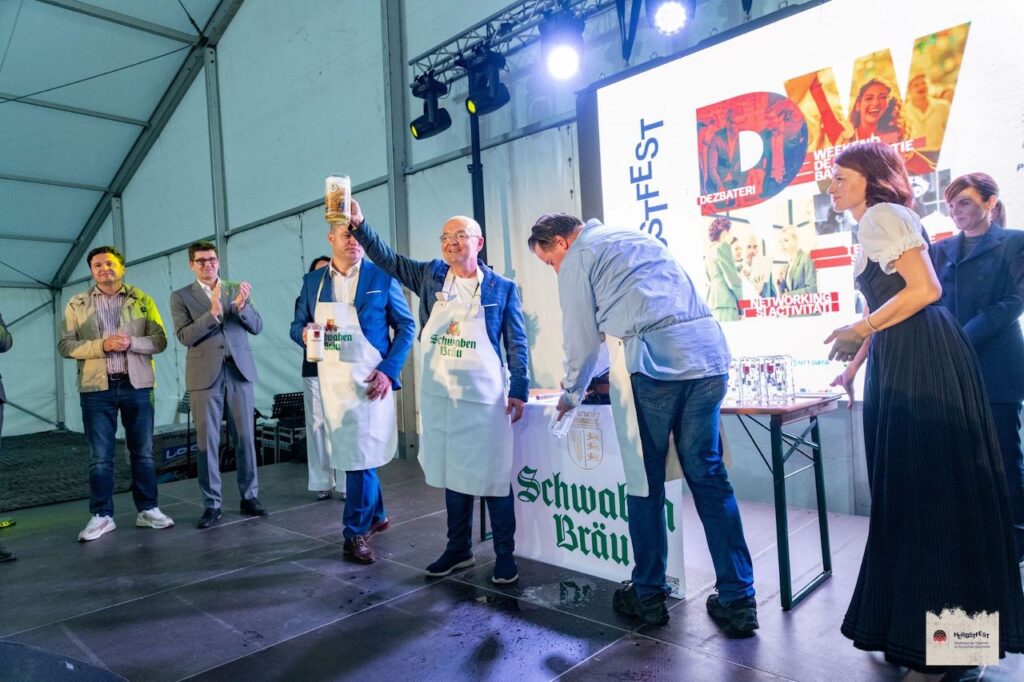 Organizatorul Hebstfest, Clubul Oamenilor de Afaceri de Limba Germană din Transilvania de Nord (DWNT), a pregătit numeroase activități: concerte live, ateliere și spectacole pentru adulți și copii. 