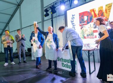 Organizatorul Hebstfest, Clubul Oamenilor de Afaceri de Limba Germană din Transilvania de Nord (DWNT), a pregătit numeroase activități: concerte live, ateliere și spectacole pentru adulți și copii. 