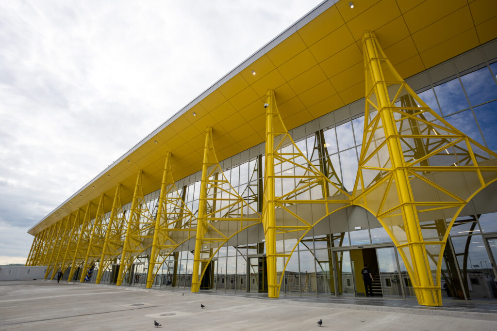 Cursele către Viena și Abu Dhabi, operate de Wizz Air, vor oferi pasagerilor noi oportunități pentru călătorii de afaceri și turism, potrivit conducerii AIAIC. 
