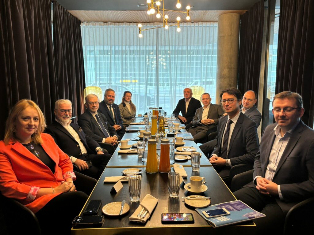 Anca Roman, șef de departament în cadrul Agenției de Dezvoltare Regională Nord-Vest (ADRNV) Cluj, a participat la un dejun de business organizat de Camera de Comerț Româno-Polonă (CCRP), împreună cu Camera de Comerț Polonă (CCP) - reprezentată de Jerzy Kwiecinski, fost ministru al dezvoltării și finanțelor.